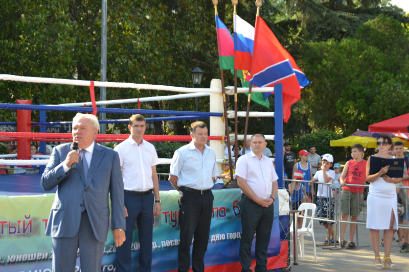 Владимир Зверев дал старт XXII открытому турниру по боксу, посвященному Дню города Туапсе