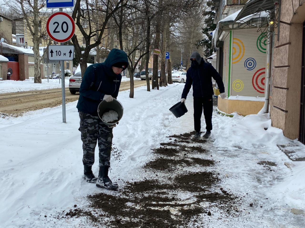 В Туапсе продолжаются работы по расчистке от снега
