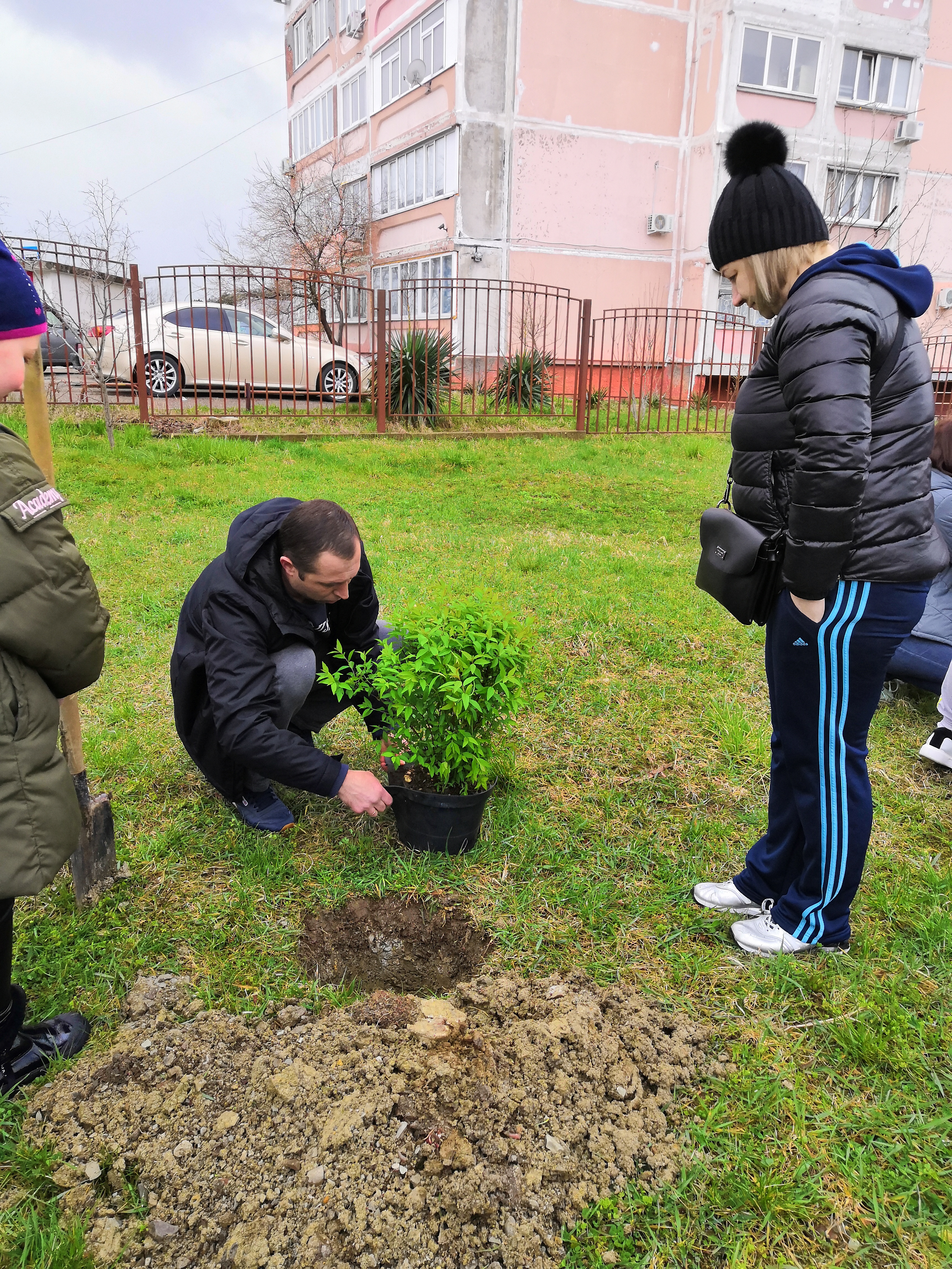 Владимир Зверев принял участие в зелёной акции на счетном участке школы 8