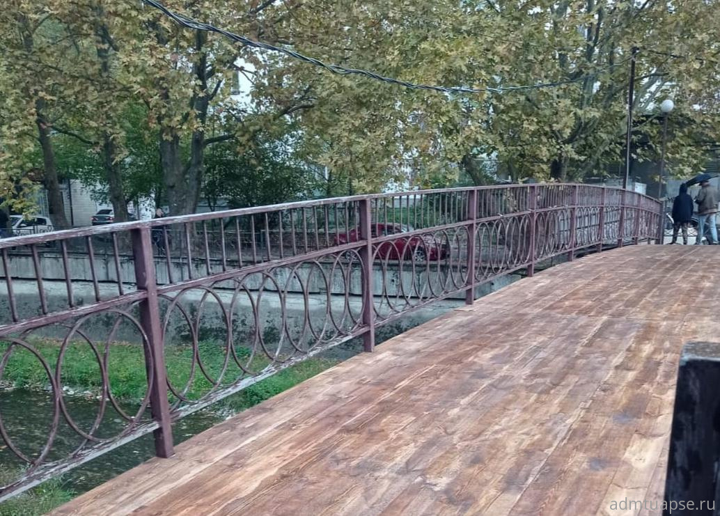 Обновили еще один пешеходный мост