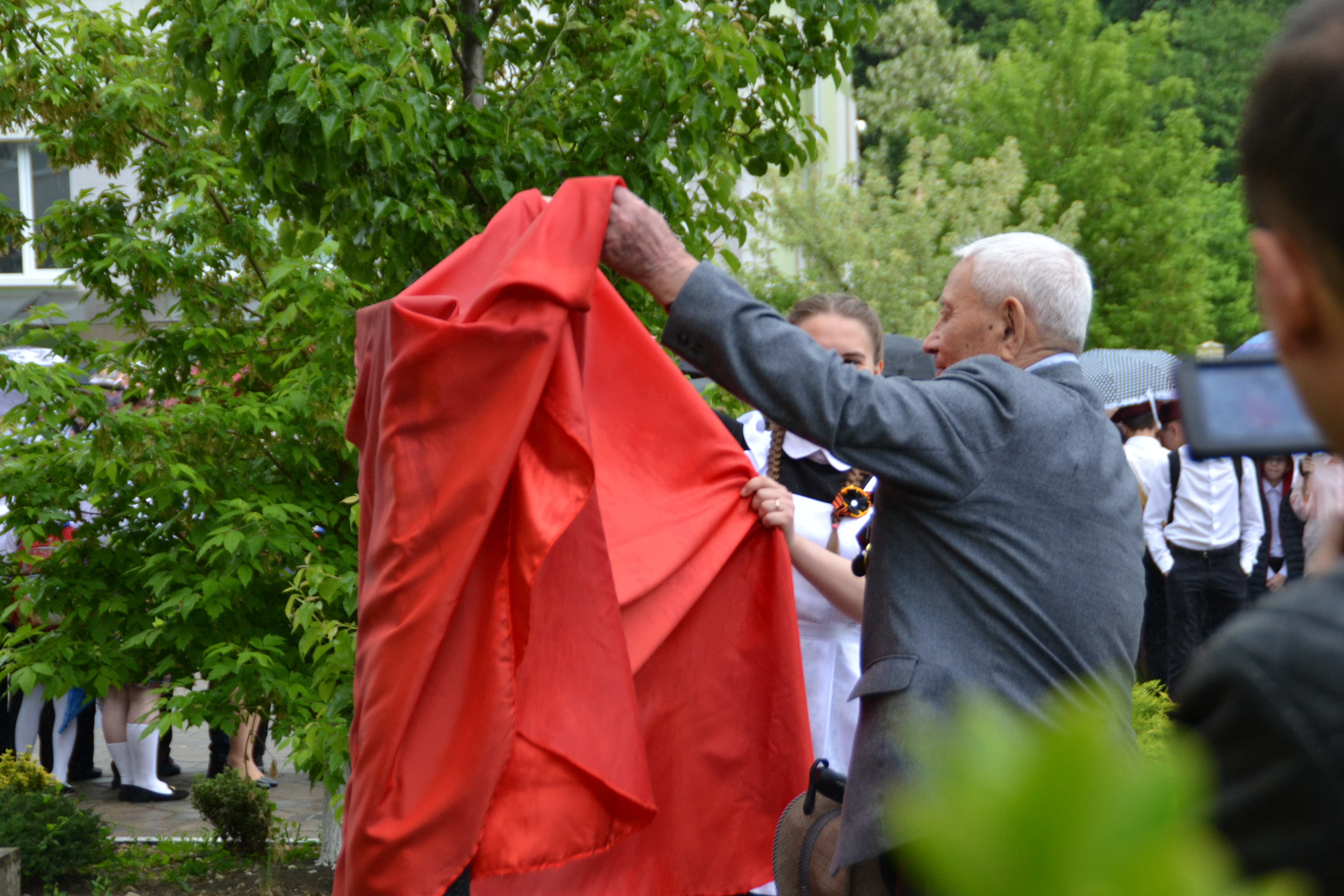 В школе №11 города Туапсе торжественно открыли мемориальный комплекс  памяти Героев Советского Союза, чьи имена носят улицы микрорайона Калараша.