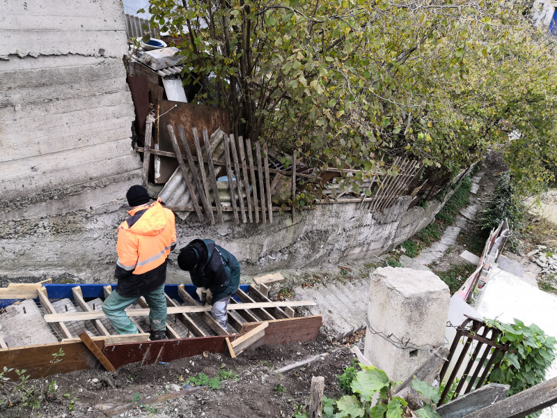 Лестницу по ул. Ялтинской ремонтируют по краевой программе поддержки органов ТОС