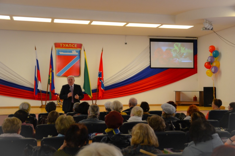 Глава города Туапсе Владимир Зверев поздравил с 8 Марта председателей ТОС и актив Совета ветеранов.