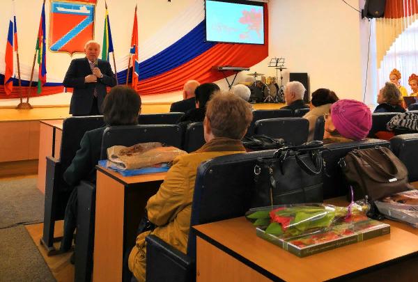 Владимир Зверев поздравил с 8 Марта актив ТОС и Совета ветеранов 