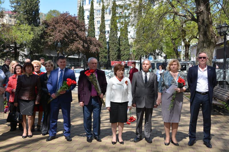 В Туапсе состоялось открытие мемориальной доски в память о врачах и медсестрах