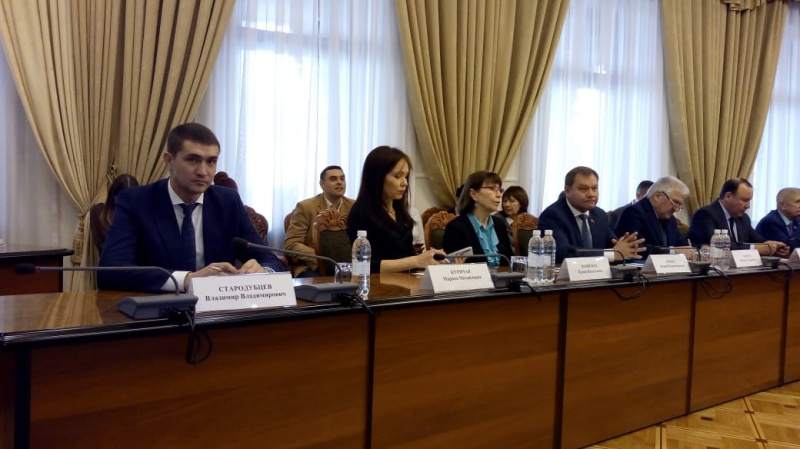 В Законодательном Собрании Краснодарского края состоялось общественное обсуждение поправок в Конституцию РФ