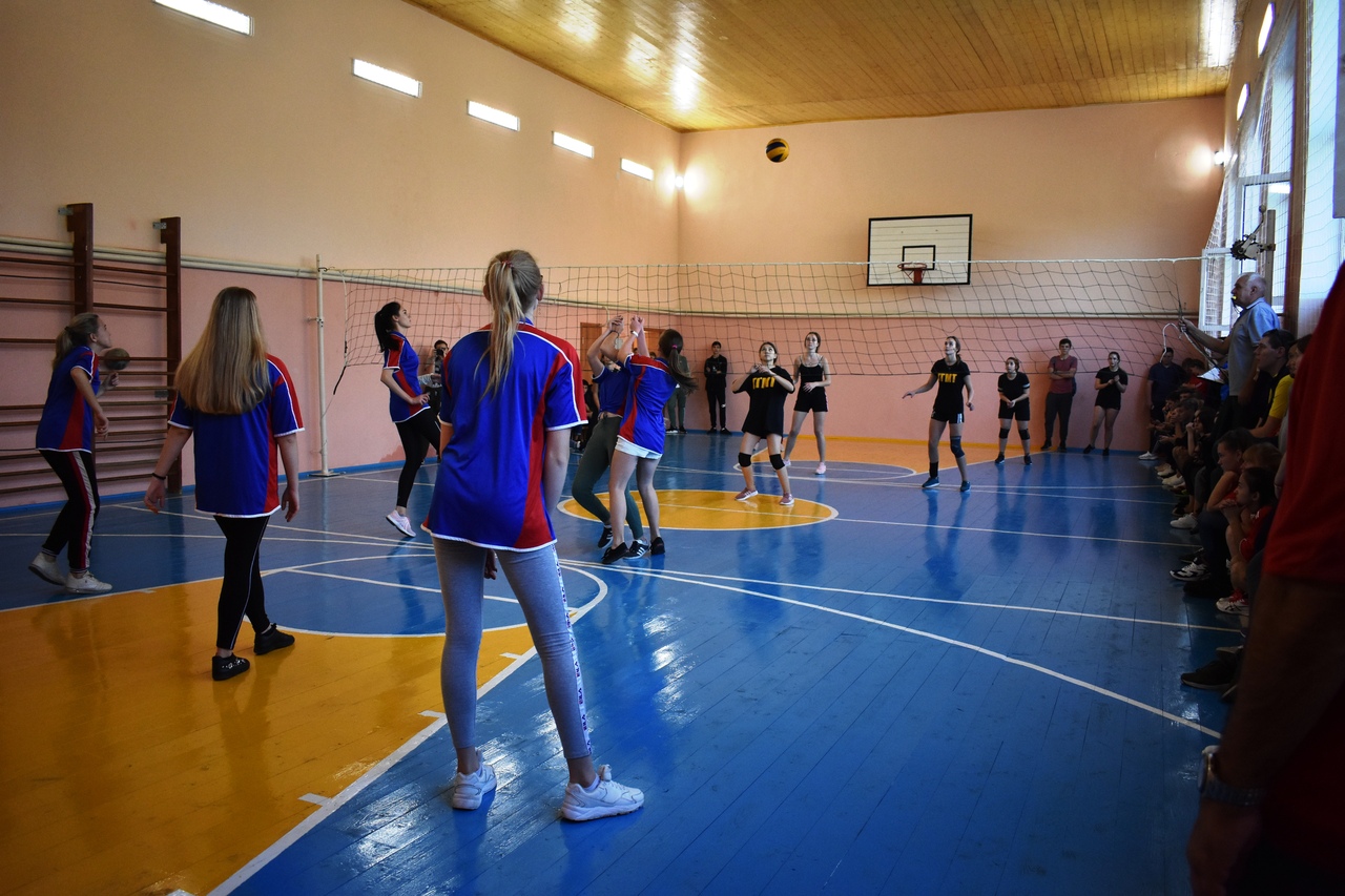 Студенты Туапсе играют в волейбол