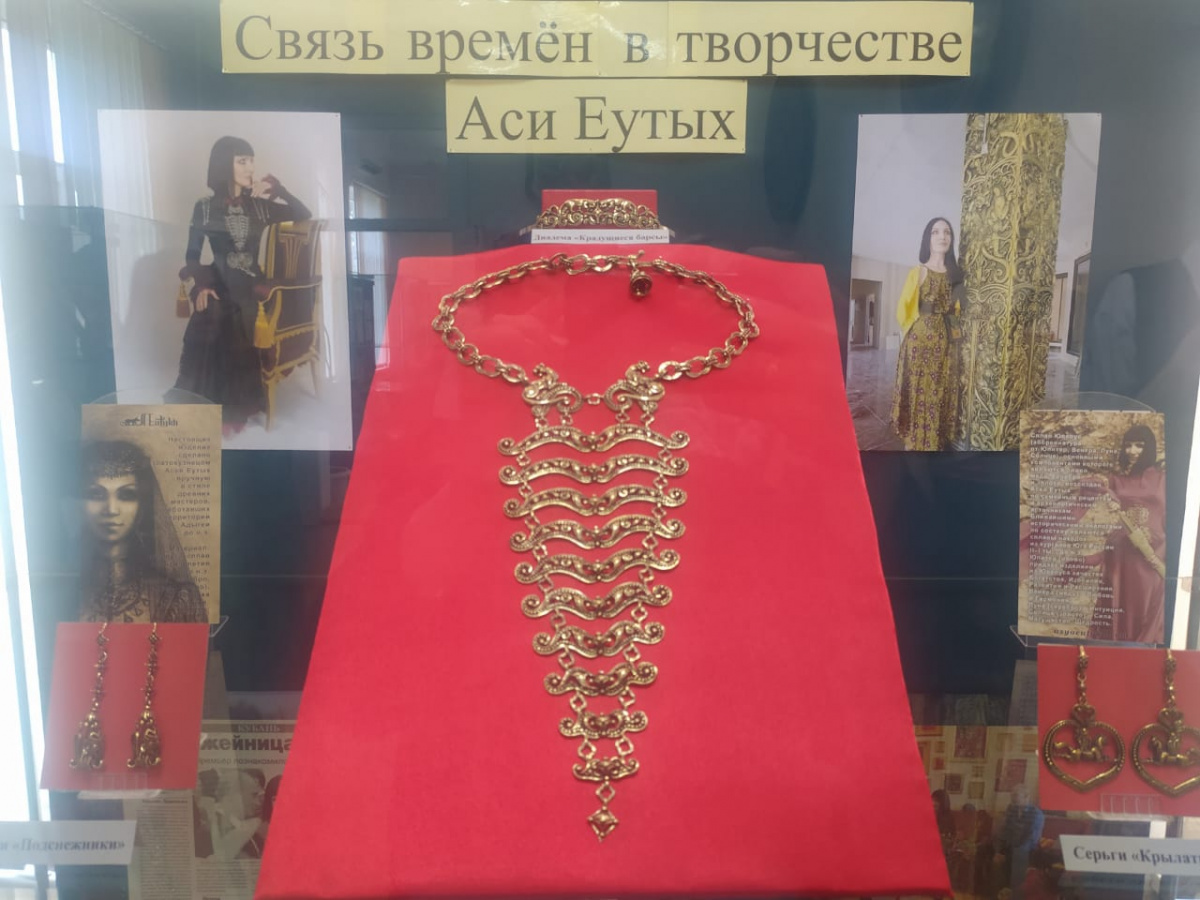 В Туапсе открылась выставка ювелира-оружейника Аси Еутых