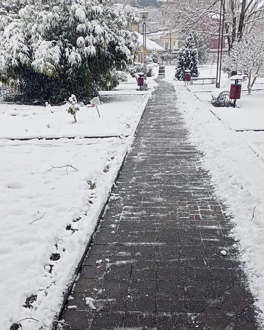 В Туапсе продолжается расчистка улиц от снега 