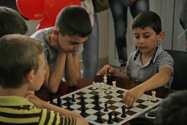Дворец культуры нефтяников в Туапсе приглашает на занятия шахматами.