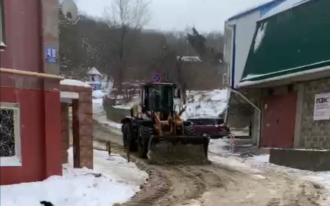 В Туапсе продолжаются работы по расчистке от снега